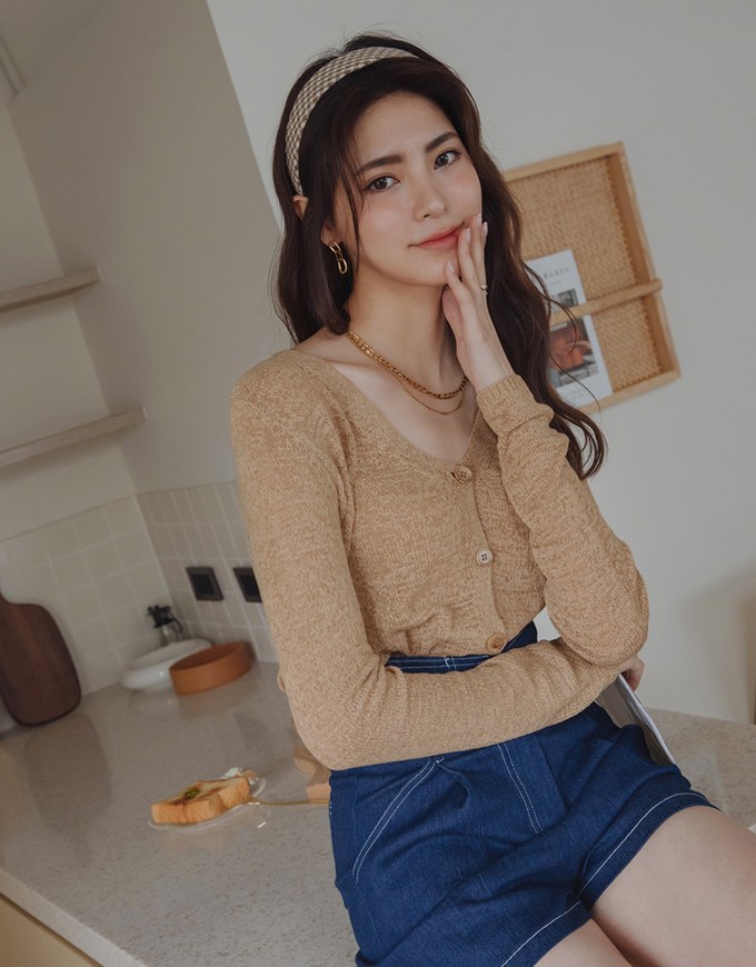 Light Buttoned Knitted Top