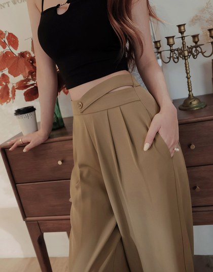 Skewed Single-Button Pleated Wide Trousers