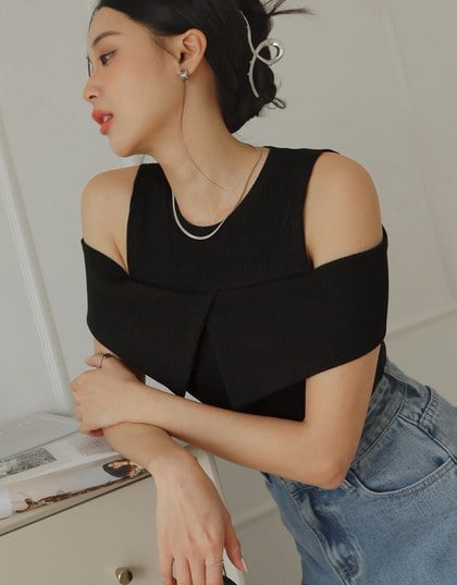 Simple Cut Out Shoulder Ruffled Knit Top