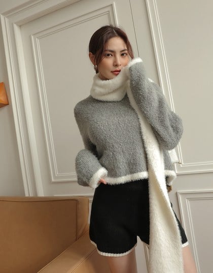 Fluffy Colorblock Knitted Top with Scarf