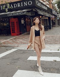 Vigorous Back-Slit Suit Blazer(With Detachable Shoulder Pads)