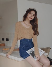 Light Buttoned Knitted Top