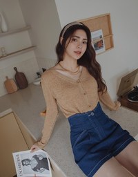 Light Buttoned Knitted Top