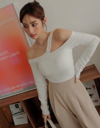 Soft Hollow Cut-Off Shoulder Top (With Padding)