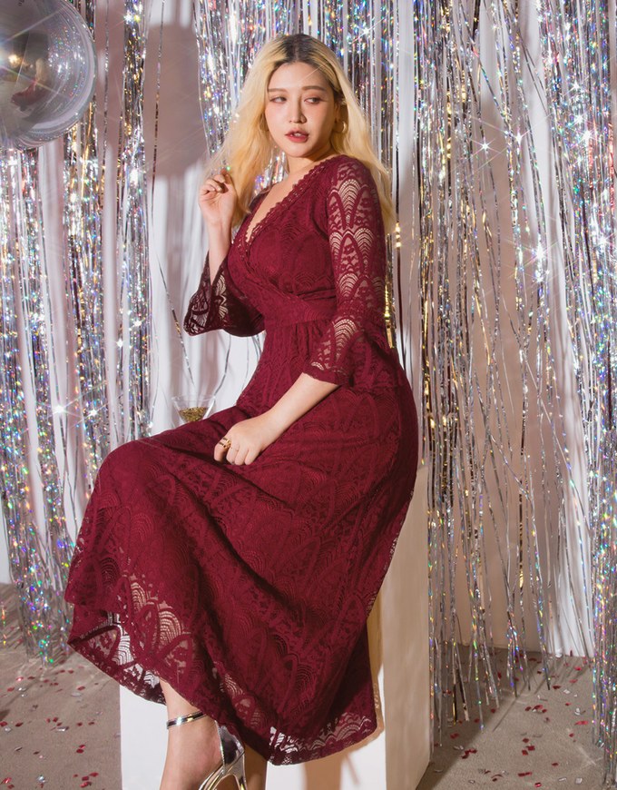 Romantic Lace V-Neck 3/4 Sleeve Maxi Dress