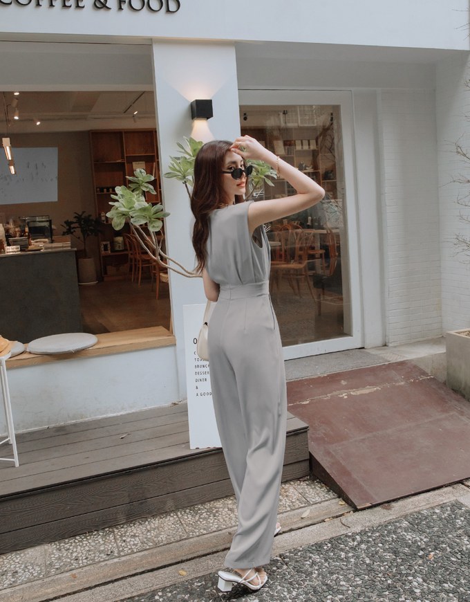 Edgy Smart Sleeveless Jumpsuit (With Shoulder Pads)
