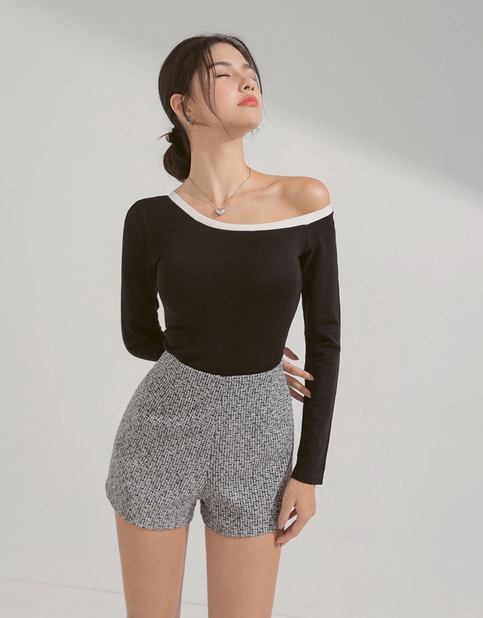 Contrast Color Sloping Shoulder Knit Top (With Padding)