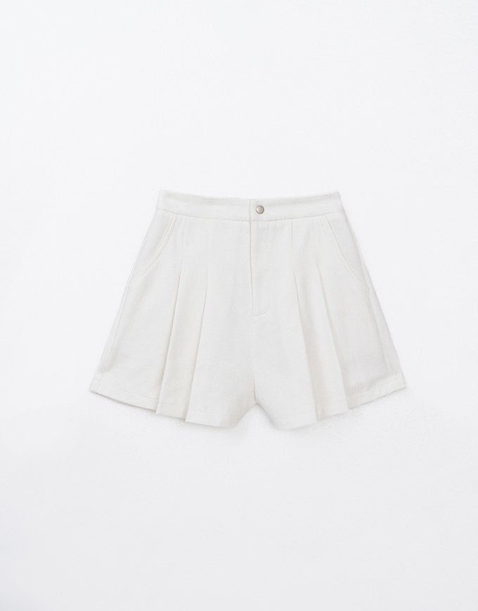 DENIM SHORTS – High-Waisted Pleated Design with Heart-Shaped Pockets Made from Jeans Fabric