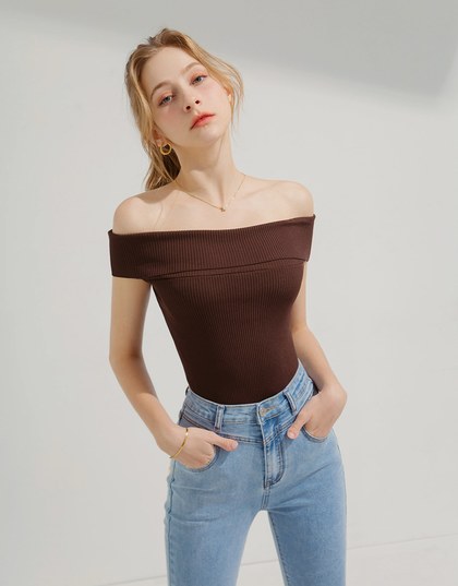 Flat Two-Tone Straight Knit Top