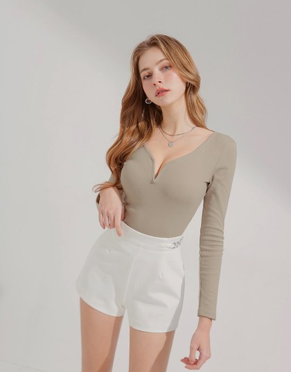 Small V Low-Cut Long-Sleeved Knitted Top
