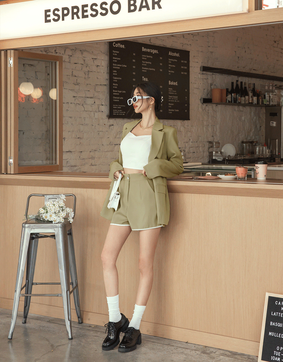 Minimalistic Two-Tone Short