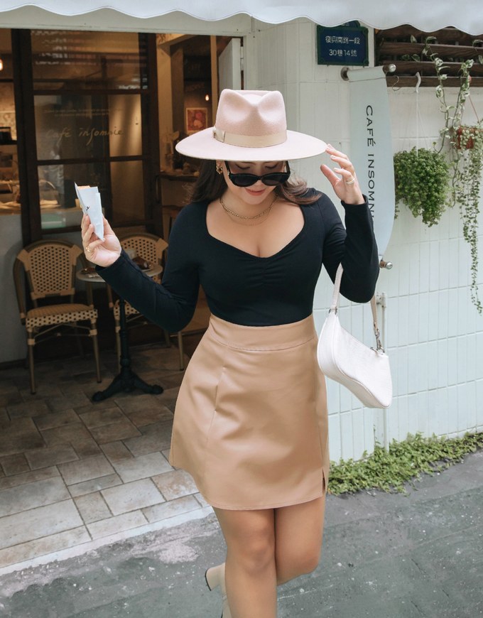 Beige leather skirt outlet outfit